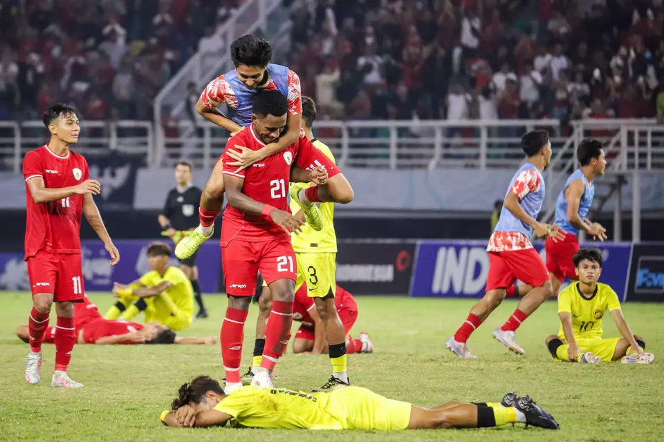 Indonesian players celebrate the win over Malaysia in the semifinal match of the ASEAN Football Federation (AFF) U-19 Championship at Bung Tomo Stadium in Surabaya, East Java, Saturday, July 27, 2024. (Antara Photo/Rizal Hanafi)