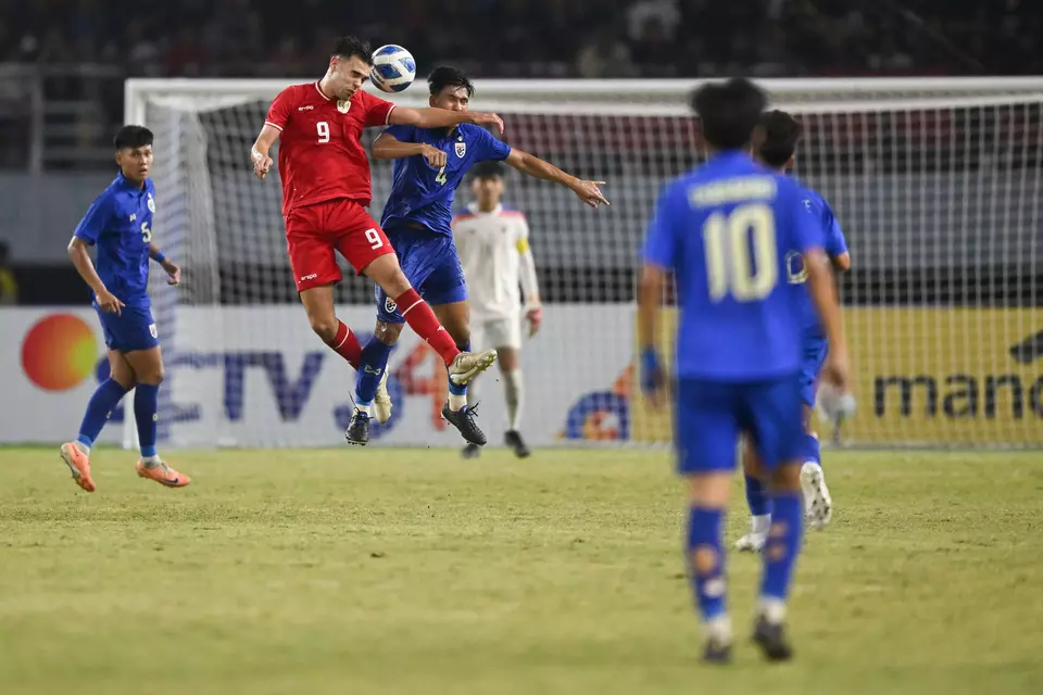 Indonesia U-19 striker Jens Raven (second from left) competes for the ball with Thailand's Jhetsaphat Khuantanom (third from left) during the AFF U-19 Championship final at Gelora Bung Tomo Stadium, Surabaya, East Java, on Monday, July 29, 2024. Indonesia won 1-0, claiming the AFF U-19 title. (ANTARA/Sigid Kurniawan).