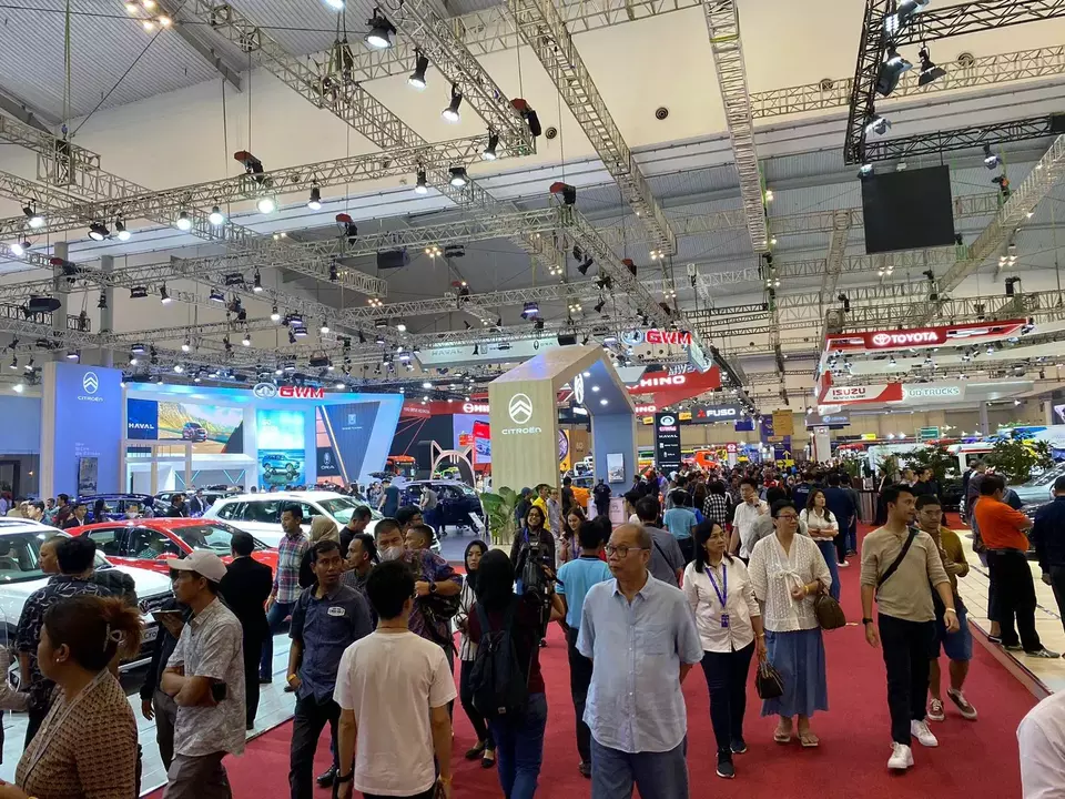 The Gaikindo Indonesia International Auto Show (GIIAS) 2024 has attracted the largest audience since 2019. Held at the Indonesia Convention Exhibition (ICE) BSD in Tangerang, Banten, the event welcomed 475,084 visitors from July 18 to 28, 2024. (Beritasatu.com/Medikantyo Adhikresna)