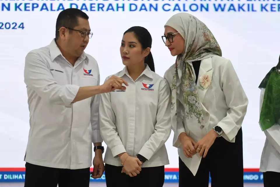 United Indonesia Party (Perindo) Chairman Hary Tanoesoedibjo, left, talks with her daughter Angela Tanoesoedibjo, center, during a gathering in Jakarta, Wednesday, July 1, 2024. (Antara Photo/Hafidz Mubarak)