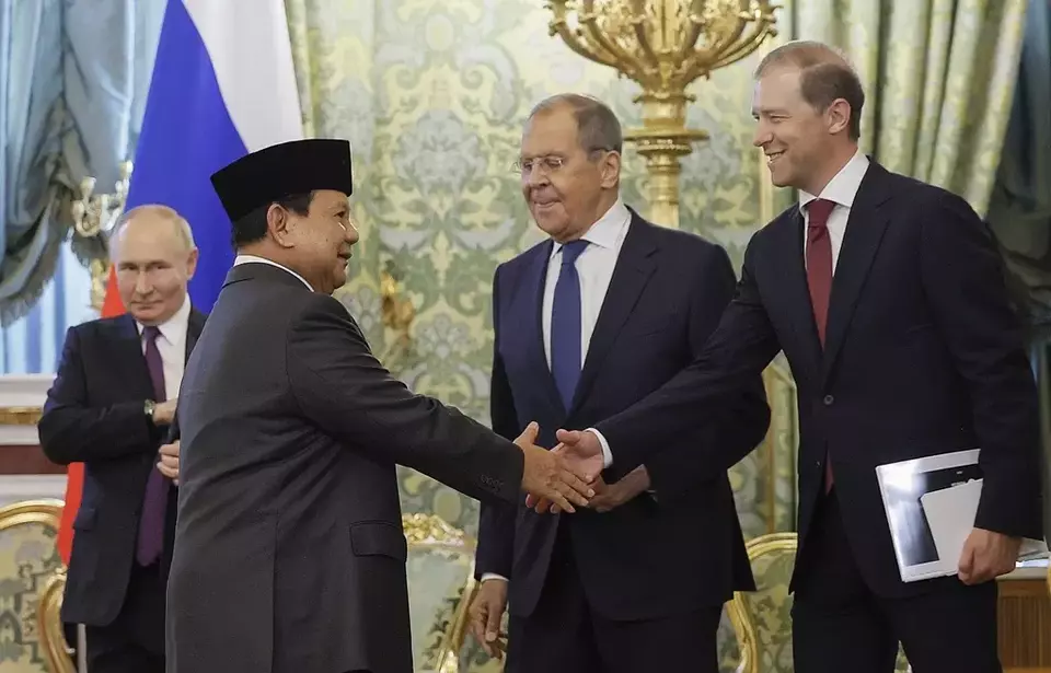 Indonesian Defense Minister and President-Elect Prabowo Subianto, 2nd left, shakes hands with Russian Deputy Prime Minister Denis Manturov, right, during his meeting with Russian President Vladimir Putin, left, at the Kremlin in Moscow, Russia, Wednesday, July 31, 2024. 2nd right, Russian Foreign Minister Sergey Lavrov. (Maxim Shemetov/Pool Photo via AP)