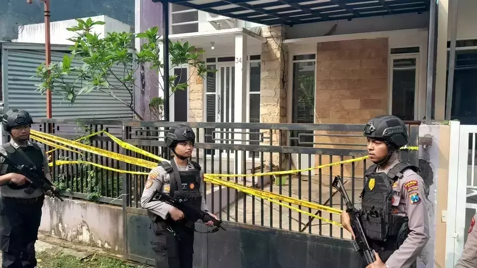 Police stand guard in front of a house in Junrejo district in the East Java town of Batu, Thursday, Aug. 1, 2024. A suspected militant was arrested in the house a day earlier. (B-Universe Photo/Didik Fibrianto)