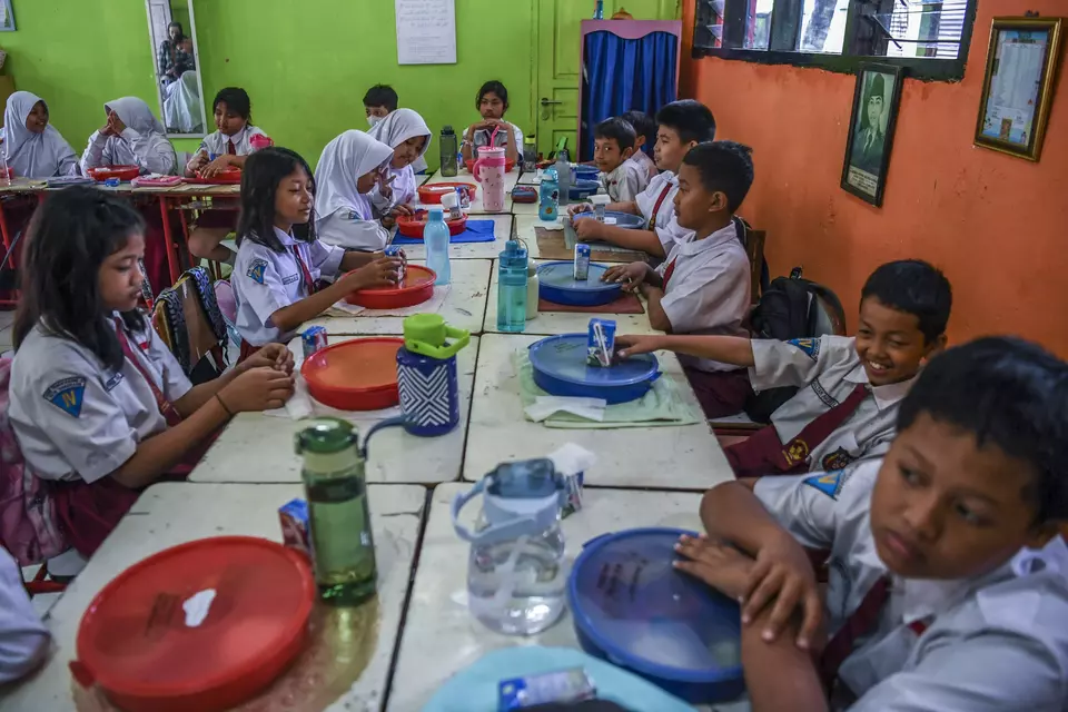 Trial runs for the free school meal program at the SDN 4 Tangerang elementary school in Banten on August 5, 2024. (Antara Photo/Galih Pradipta)
