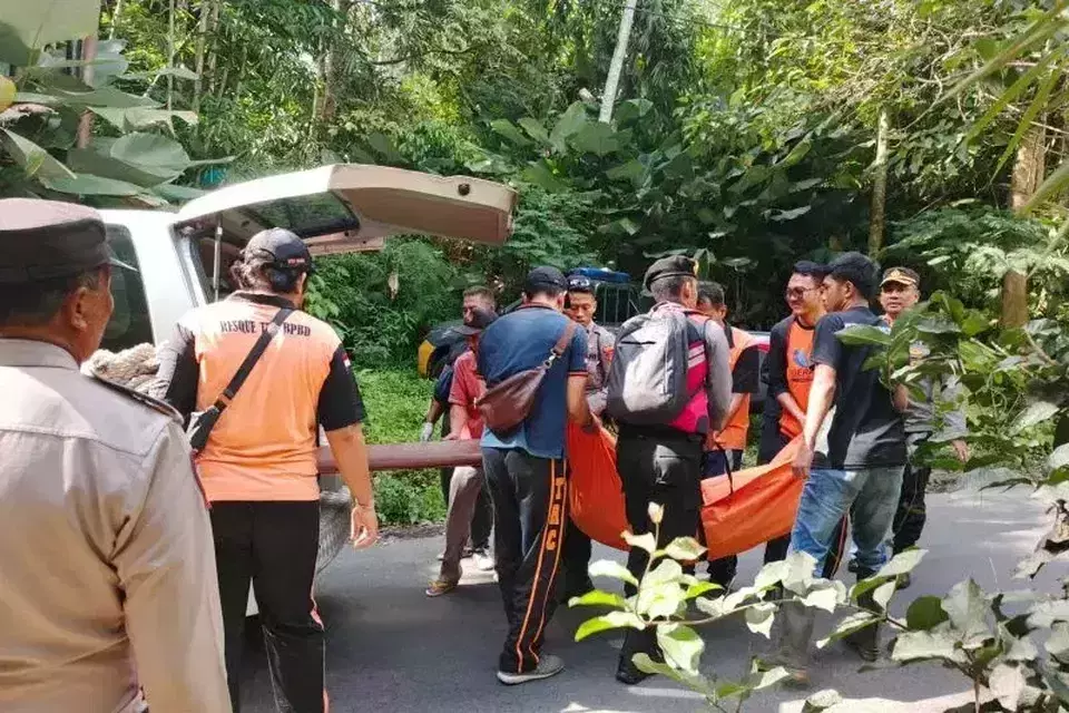 An Italian tourist, Zicari Giancarlo, 49, tragically died after falling from a cliff while taking a selfie with his girlfriend at the Vila Gajah Mas waterfall in Banjar Baturiti Kelod, Baturiti District, Tabanan Regency, Bali, on Sunday, Aug. 4, 2024 (Antara)