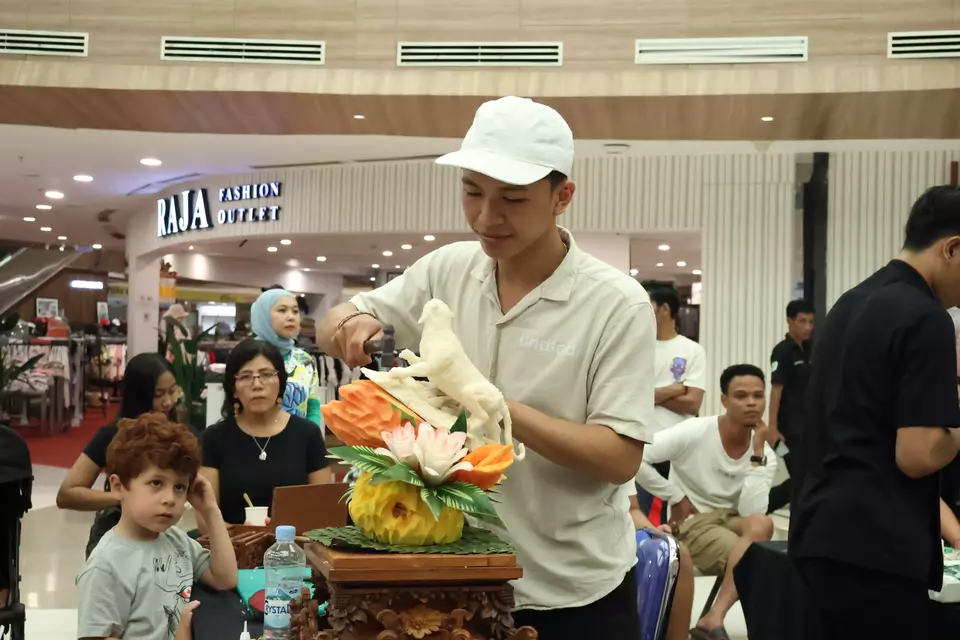 Aryaduta Bali hosts its first-ever fruit carving competition at Lippo Mall Kuta on July 28, 2024. (Photo Courtesy of Aryaduta Bali)