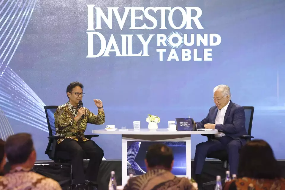 Health Minister Budi Gunadi Sadikin (left) speaks at B-Universe's Investor Daily Roundtable forum in Jakarta on August 6, 2024. (B1 Photo/David Gita Roza)