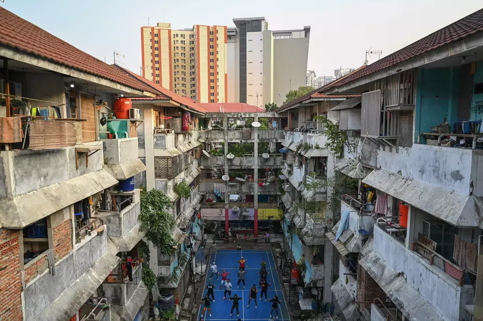 Apartment occupants in Bidara Cina, Jakarta, conduct an exercise on Tuesday, Aug. 6, 2024. (Antara Photo/Fauzan)