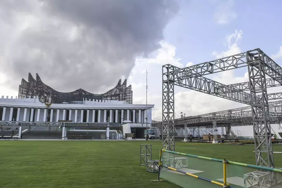 Work is underway to prepare the ceremonial ground for the independence day as seen on July 27, 2024. (Antara Photo/Hafidz Mubarak)