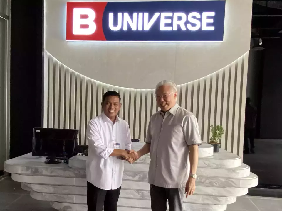 Banten governor candidate Andra Soni shakes hands with B-Universe's Executive Chairman Enggartiasto Lukita at B-Universe's headquarters in PIK 2 on August 8, 2024. (B1 Photo/Ichsan Ali)