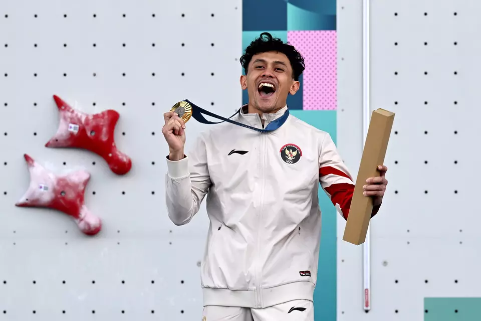 Indonesian sport climber Veddriq Leonardo celebrates after winning the gold medal at the Paris Olympics, Thursday, August 8, 2024. (Antara Photo)