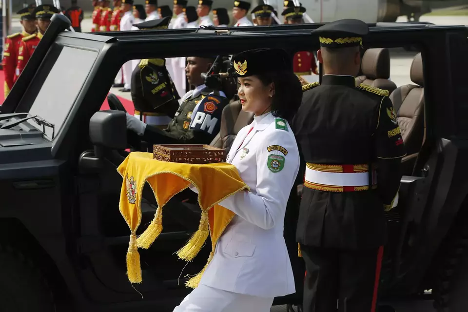 The 2023 Purna Paskibraka (flag-hoisting troop) team arrives at Halim Perdanakusuma Airport in Jakarta with the Red and White flag and Proclamation Manuscript on Saturday, Aug. 10. The ceremonial flag and manuscript, transported in a Maung tactical vehicle, are set to be flown to the new capital, Nusantara in East Kalimantan. (Investor Daily/David Gita Roza)