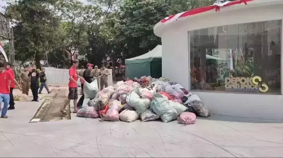 Members of the Indonesian Democratic Party of Struggle (PDI-P) throw sacks of garbage at the office of Depok Mayor Mohammad Idris in Depok, West Java, Sunday, Aug. 11, 2024. (B-Universe Photo/Zikrullah Shubhy)