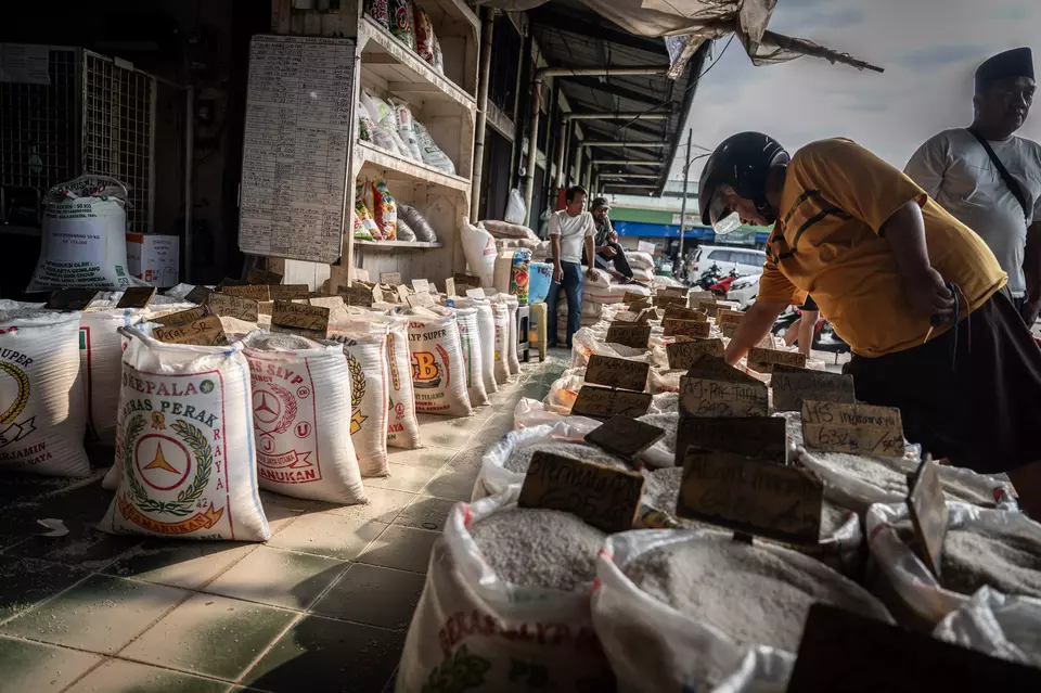 Rice sold at a traditional market in Cipinang, Jakarta, on July 3, 2024. (Antara Photo/Bayu Pratama S)