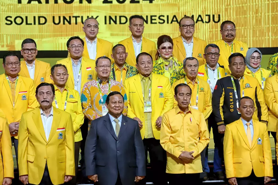 President Joko Widodo, front-second right, President-Elect Prabowo Subianto, front-second left, and Golkar Party Chairman Bahlil Lahadalia pose for a photo during the Golkar National Congress in Jakarta, Wednesday, Aug. 21, 2024. (B-Universe Photo/Joanito De Saojoao)