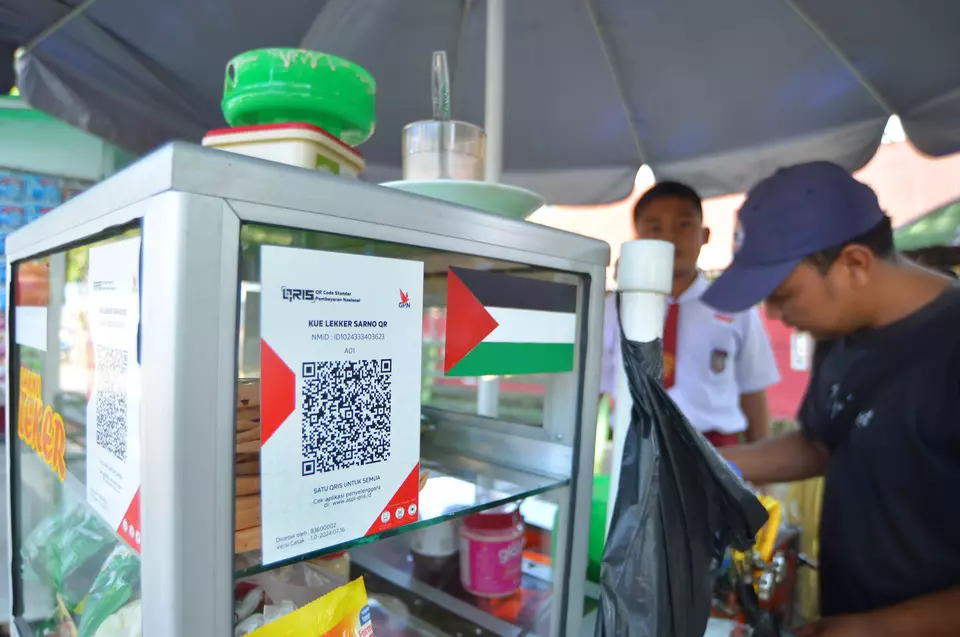 A QRIS barcode as seen in a street vendor in Padang, West Sumatera, on Aug. 12, 2024. (Antara Photo/Iggoy el Fitra)