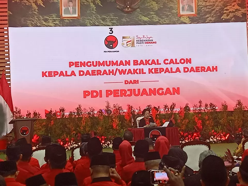 PDI-P Chairwoman Megawati Soekarnoputri addresses party members at the PDI-P office on Jalan Diponegoro, Menteng, Jakarta, Thursday, Aug. 22, 2024. (Beritasatu.com/Yustinus Paat)