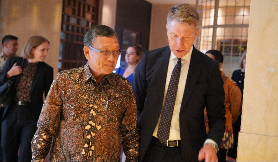 Norwegian Energy Minister Terje Aasland and Former Minister Arifin Tasrif hold a meeting in Jakarta on July 2024. (Photo Courtesy of Norwegian Embassy in Jakarta)