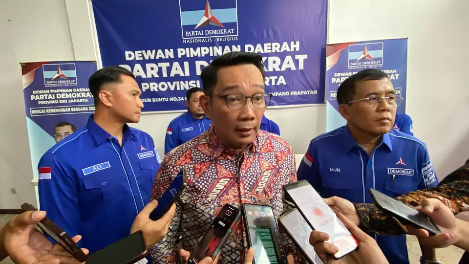 Ridwan Kamil, Jakarta gubernatorial candidate from the Coalition for Advance Indonesia (KIM) Plus, visits the Jakarta office of the Democratic Party's Regional Leadership Council on Friday, Aug. 23, 2024. (Beritasatu.com/Medikantyo Junandika Adhikresna)