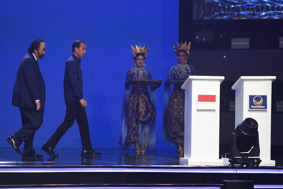 President Joko Widodo, second left, walks to the podium accompanied by National Democratic Party (Nasdem) Chairman Surya Paloh, left, during the Nasdem congress at the Jakarta Convention Center, Sunday, Aug. 25, 2024. (Antara Photo/Akbar Nugroho Gumay)