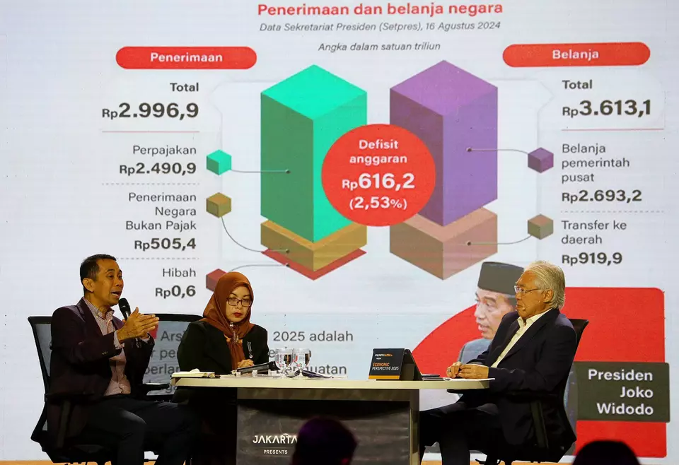 House of Representatives member Kamrussamad, left, the University of Indonesia economic professor Telisa Aulia Falianty, center, and B-Universe Media Holdings Executive Chairman Enggartiasto Lukita discuss state budget policies during the Economic Perspective Forum in Jakarta, Monday, Aug. 26, 2024. (JG Photo/Joanito De Saojoao)