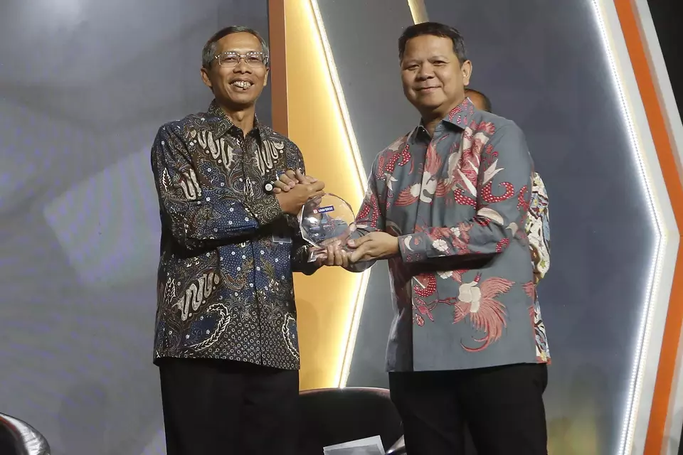 Futures Exchange Supervisory Board (Bappepti) head Kasan, left, and B-Universe Media Holdings CEO Rio Abdurachman pose for the media after a discussion in Jakarta on Monday, Aug. 26, 2024. (B-Universe Photo/David Gita Roza)