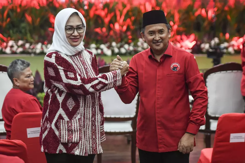 Banten gubernatorial candidate Airin Rachmi Diany, left, and her running mate Ade Sumardi pose for a media photo after they received an endorsement from the Indonesian Democratic Party of Struggle (PDI-P) during a ceremony in South Tangerang, Banten province, Sunday, Aug. 25, 2024. (Antara Photo/Muhammad Iqbal)