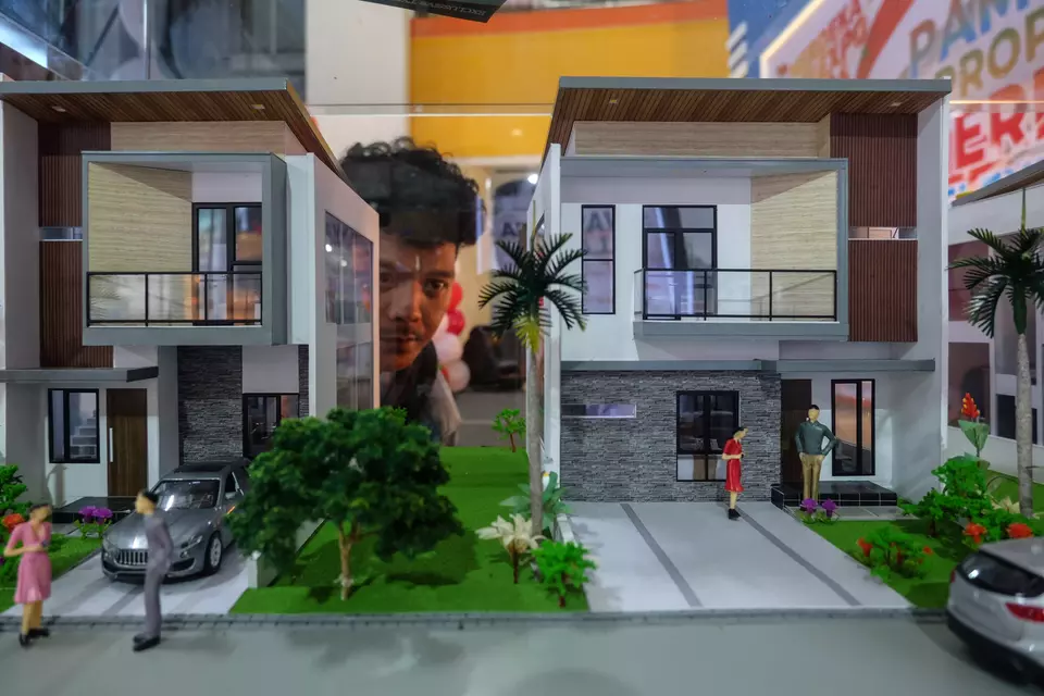 A man takes a look at model houses at an exhibition in Solo on Aug. 12, 2024. (Antara Photo/Maulana Surya)