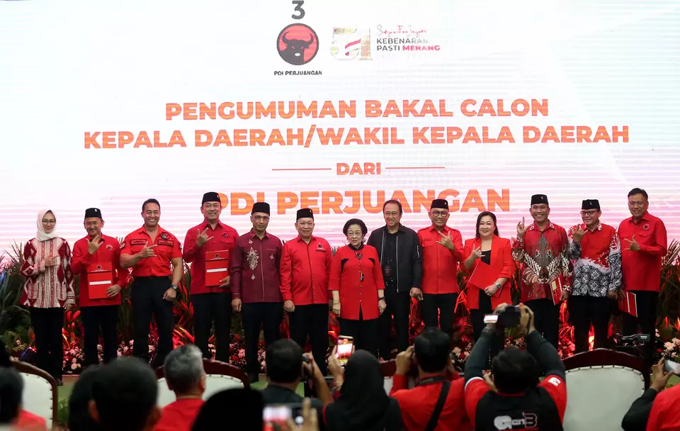 Indonesian Democratic Party of Struggle (PDI-P) Chairwoman Megawati Soekarnoputri poses for a photo with gubernatorial, mayoral, and regent candidates nominated by the party in Jakarta, Monday, Aug. 26, 2024. (B-Universe Photo/Joanito De Saojoao)