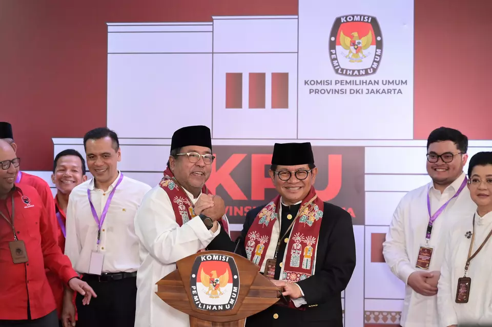 Pramono Anung and his running mate Rano Karno sign up for Jakarta governorship at the General Election Commission (KPU) office in Jakarta on Aug. 28, 2024. (Antara Photo/Fauzan)