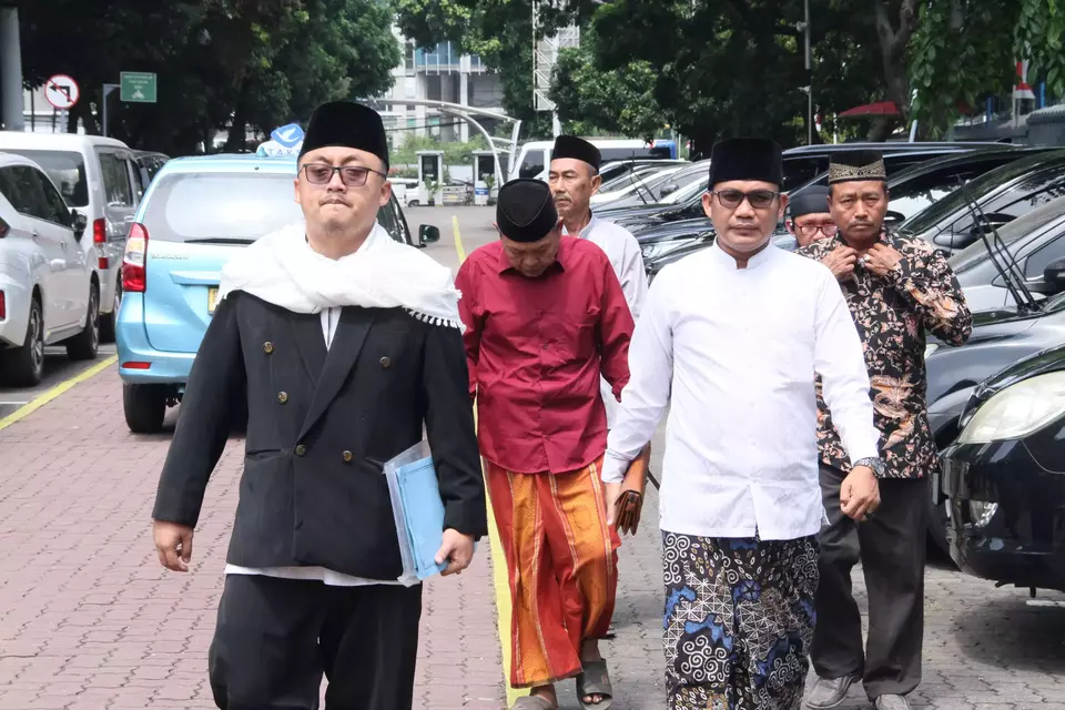 Muslim clerics from Banten arrive at the Industry Ministry office in Jakarta to demand the closure of an alcoholic drink company, Wednesday, Aug. 28, 2024. (B-Universe Photo/Roy Adriansyah)