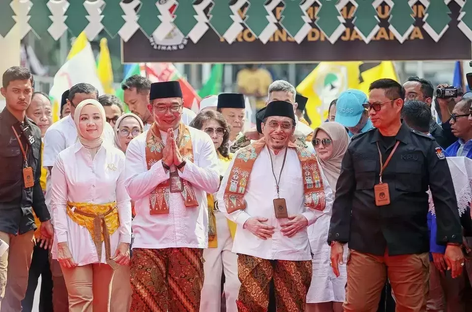 Gubernatorial candidate Ridwan Kamil, center, and his running mate Suswono arrive at the General Election Commission in Jakarta to register their candidacy, Wednesday, Aug. 28, 2024. (B-Universe Photo/Joanito De Saojoao)