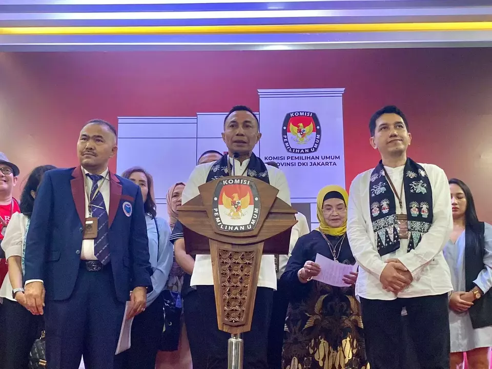 Independent gubernatorial candidate Dharma Pongrekun, center, speaks with journalists at the Jakarta General Election Commission office, Thursday, Aug. 29, 2024. (B-Universe Photo/Alfida Rizky Febrianna)