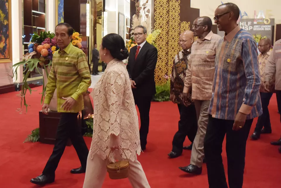 President Joko Widodo, left, House of Representatives Speaker Puan Maharani, second left, welcome Rwandan President Paul Kagame, right, and Zimbabwean Vice President Kembo Campbell Dugishi Mohadi, second right, during the gala dinner of the Indonesia-Africa Forum in Bali, Sunday, Sept. 1, 2024. (Antara Photo/Nyoman Hendra Wibowo)