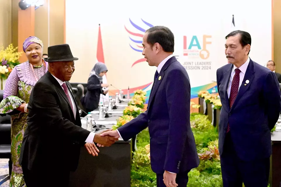 President President Joko "Jokowi" Widodo shakes hands with his Liberian counterpart Joseph Nyumah Boakai on the margins of the Indonesia-Africa Forum in Bali on Sep. 2, 2024. (Photo Courtesy of Presidential Press Bureau)