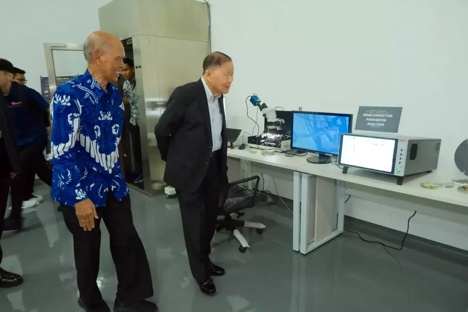 Mochtar Riady, founder of the Lippo Group, inaugurates a Nano Device Laboratory at the Faculty of Engineering, University of Indonesia (FTUI) in Depok, West Java, Monday, Sept. 2, 2024. (Beritasatu.com/Zhulfakar).
