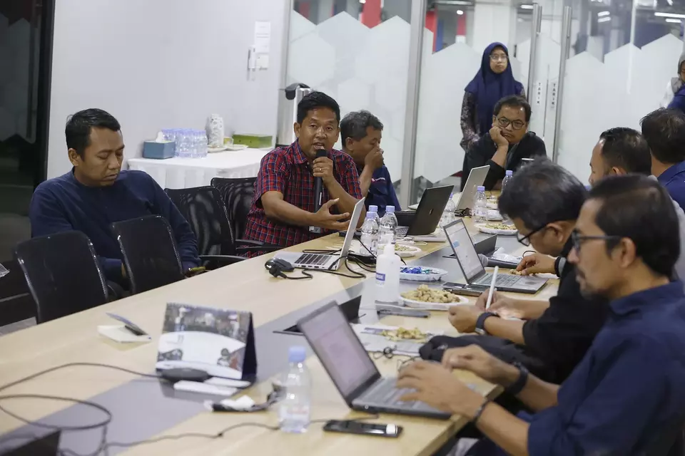 Saidiman Ahmad of SMRC speaks at the political discussion "Unveiling the Power Map of Regional Election Candidates in Six Strategic Provinces" at B Universe office, PIK 2, Tangerang, on September 2, 2024. (B-Universe/David Gita Roza)