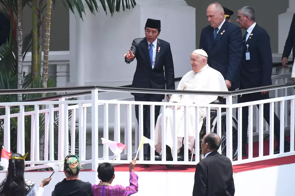President Joko "Jokowi" Widodo and Pope Francis greet children at the State Palace in Jakarta on Sep. 4, 2024. (Antara Photo/Hafidz Mubarak A)