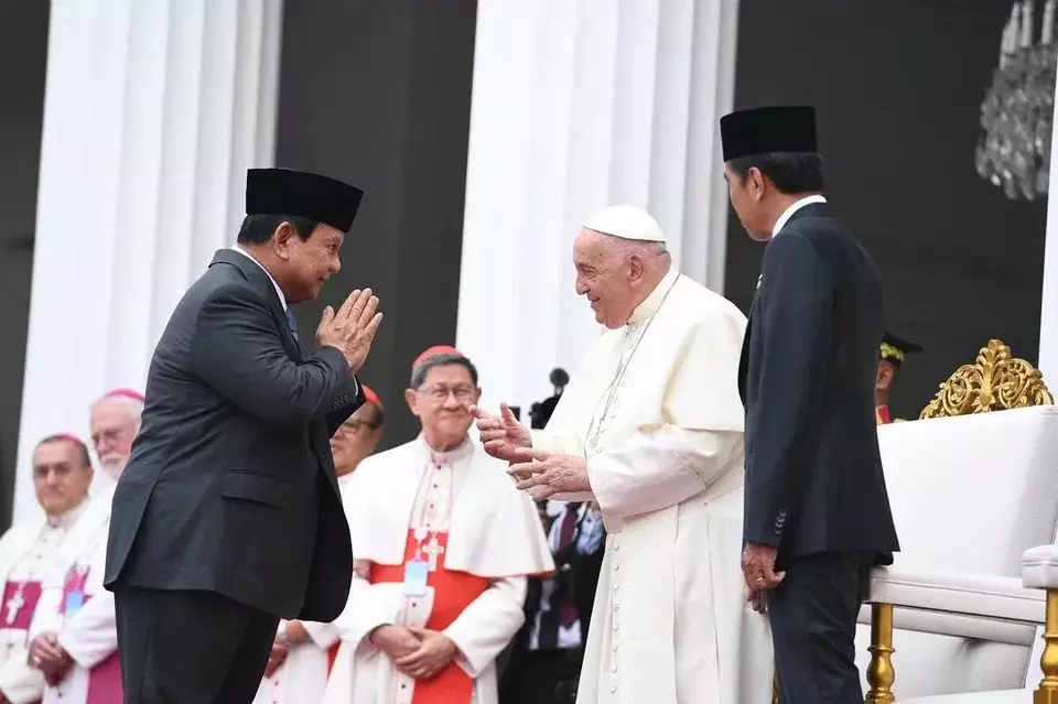 President-Elect Prabowo Subianto greets Pope Francis at the Merdeka Palace in Jakarta on Sep. 4, 2024. (@prabowo)