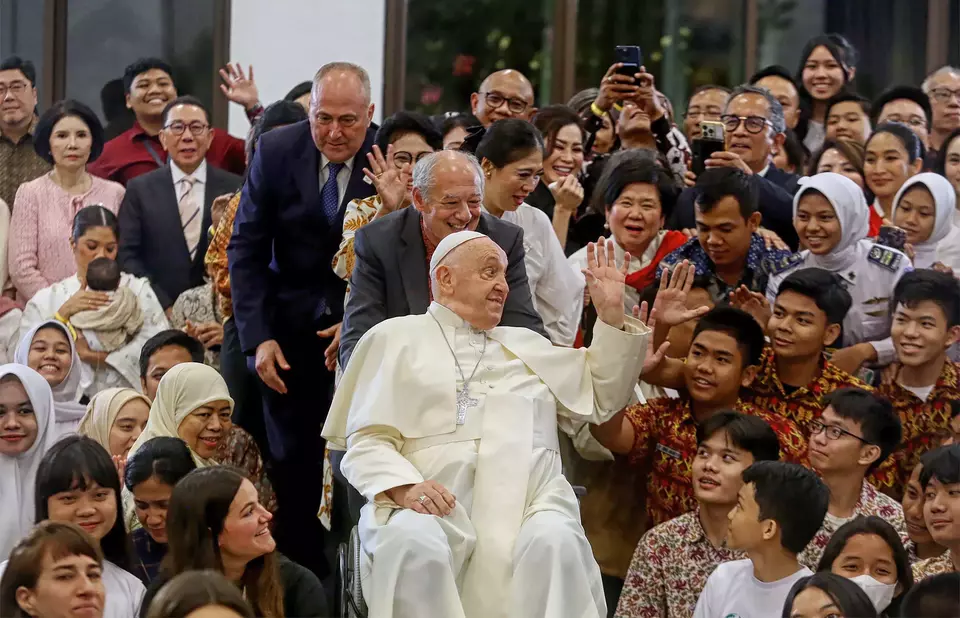 Pope Francis poses for a group photo with the youths from the Scholas Occurrentes Indonesia at the Jakarta Cathedral, Wednesday, Sept. 4. 2024. (B-Universe Photo/Joanito De Saojoao)