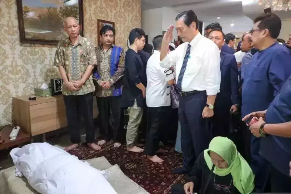 Chief Investment Minister Luhut Binsar Pandjaitan, a retired army general, pays tribute to the late economist Faisal Basri in Jakarta, Thursday, Sept. 5, 2024. (Photo Courtesy of the Coordinating Ministry for Maritime Affairs and Investment)