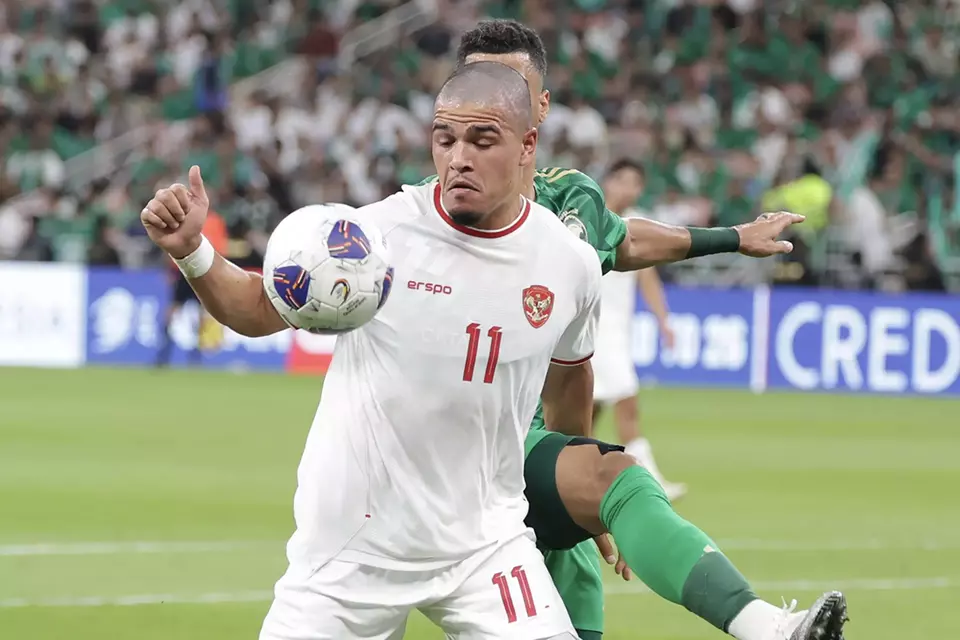 Indonesian National Team player Ragnar Oratmangoen (front) shields the ball from a Saudi Arabian player during the first half of the Group C third-round match in the 2026 World Cup Asian Qualifiers at King Abdullah Sports City Stadium, Jeddah, Saudi Arabia, on Friday, Sept. 6, 2024. The match ended in a 1-1 draw. (PSSI)