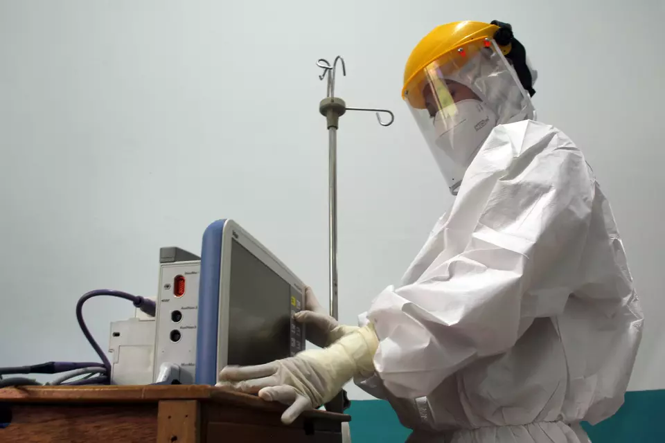 A health worker at a regional hospital in Dumai on August 31, 2024. (Antara/Aswaddy Hamid)