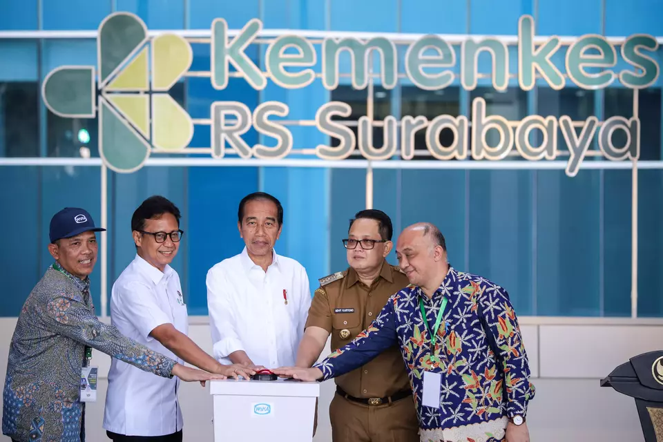 President Joko Widodo, center, and Health Minister Budi Gunadi Sadikin, second left, inaugurate a new government hospital in Surabaya, Friday, Sept. 6, 2024. (Antara Photo/Rizal Hanafi).