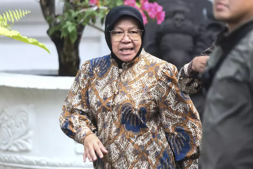 Social Affairs Minister Tri Rismaharini leaves the State Palace in Jakarta after a cabinet meeting on Tuesday, Sept. 3, 2024. (Antara Photo/Hafidz Mubarak)