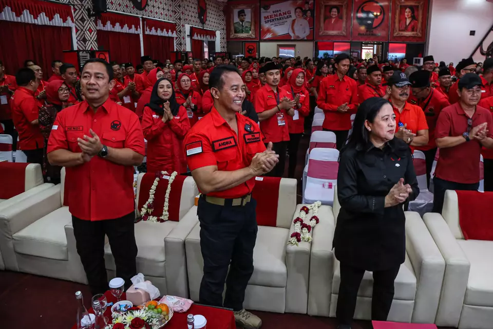 Central Java gubernatorial candidate Andika Perkasa, center, attends the gathering of Indonesian Democratic Party of Struggle (PDI-P) executives with his running mate Hendrar Prihadi, kiri, in Semarang, Central Java, Wednesday, Sept. 4, 2024. (Antara Photo/Makna Zaezar)