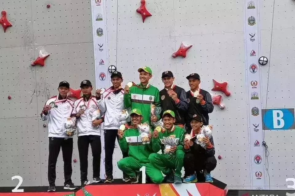 Medalists of the sport climbing at the National Sports Week (PON) pose a photo in Banda Aceh, Sunday, Sept. 8, 2024. (Antara Photo)