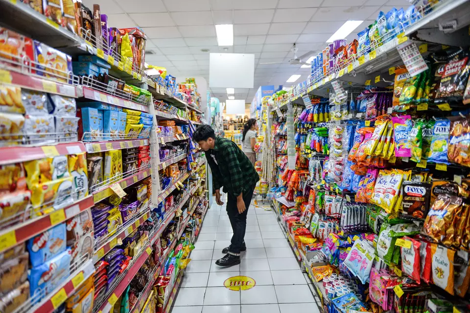 A man goes shopping in Cikutra, Bandung, on September 3, 2024. (Antara Photo/Raisan Al Farisi)