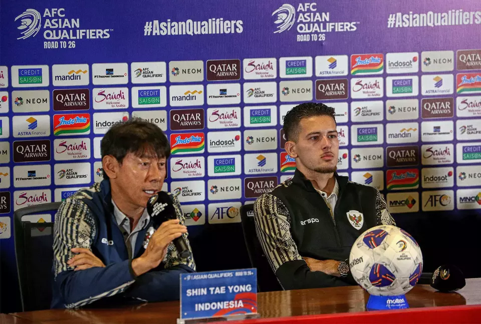 Indonesia's head coach Shin Tae-yong (left) and defender Justin Hubner address the media ahead of the Group C match against Australia in the 2026 World Cup qualifiers, at Gelora Bung Karno Stadium, Jakarta, Monday, Sept. 9, 2024. The match will take place at the same venue on Tuesday. (B-Universe Photo/Joanito De Saojoao).