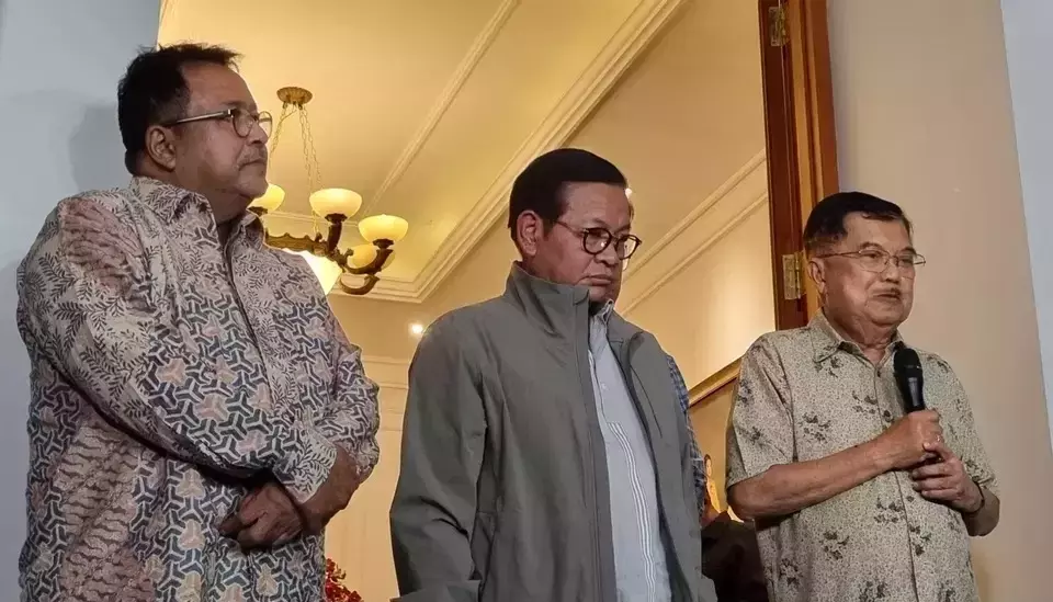 Former Vice President Jusuf Kalla, left, speaks to reporters after receiving Jakarta gubernatorial candidate Pramono Anung, center, and his running mate Rano Karno, left, at his private residence in Jakarta, Monday. Sept. 9, 2024. (B-Universe Photo/ Maria Gabrielle Putrinda)