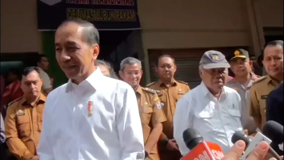 President Joko "Jokowi" Widodo visits Deli Mas Market in North Sumatra on Sep. 10, 2024. (B1 Photo/Panji Satrio)